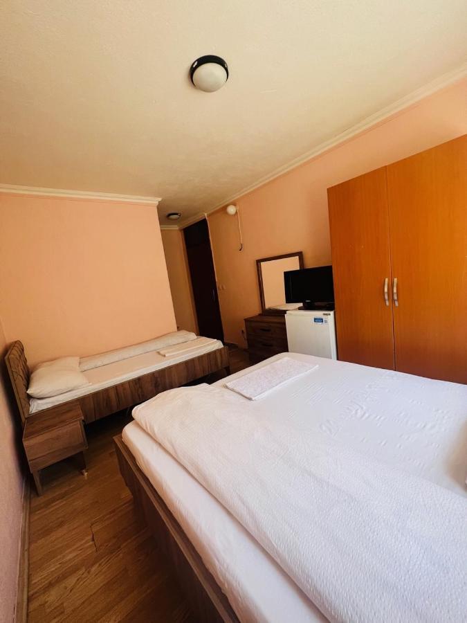 Guest House Velania Пристина Екстериор снимка